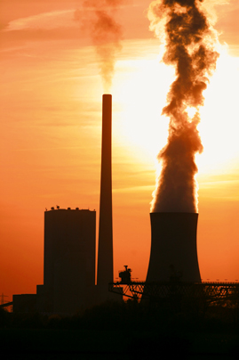 Fossile Ressourcen gehen irgendwann zur Neige: Sonnenaufgang vor dem Kohlekraftwerk in Mehrum (Niedersachsen)