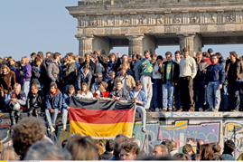 Moment der Freiheit: Deutsche aus Ost und West feiern den Fall der Mauer am Brandenburger Tor