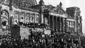 Protest gegen die Blockade Berlins durch die Sowjetunion: Massendemonstration im September 1948 vor dem Reichstagsgebäude