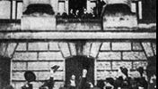 Philipp Scheidemann 1918 auf dem Balkon des Reichstages