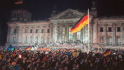 Die Flagge der Einheit weht vor dem Reichstagsgebäude