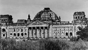 Reichstag Anfang der 50er-Jahre mit zerstörter Kuppel