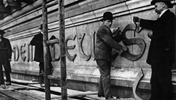 Mitarbeiter der Firma S. A. Loevy bringen 1916 die Widmung am Westportal an