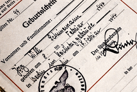 Geburtsurkunde mit dem Eintrag: Geboren am 8. Februar 1944, "Berlin im Reichstagsgebäude"