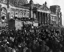 Protest gegen die Blockade Berlins durch die Sowjetunion: Massendemonstration im September 1948 vor dem Reichstagsgebäude