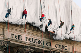 Kletterer am Westportal bei der Verhüllung des Reichstagsgebäudes