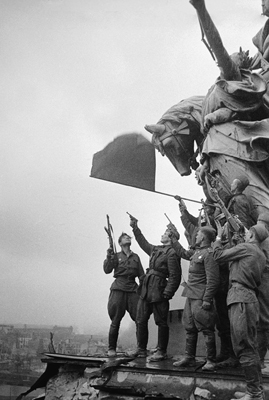 Sowjetische Soldaten mit roter Fahne auf dem Reichstagsgebäude Anfang Mai 1945