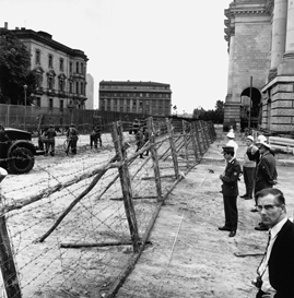 Am Reichstagsgebäude im Jahr 1966: Ausbau der Befestigungen des Mauerstreifens durch die DDR