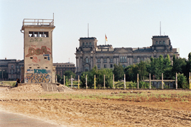 Ehemaliger Wachturm am Mauerstreifen 1990