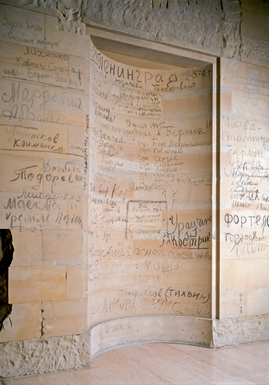 Inschriften von russischen Soldaten an den Wänden des Reichstagsgebäudes