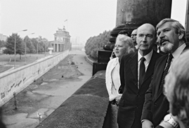 Der ehemalige irische Präsident Patrick Hillery besichtigt 1984 die Berliner Mauer