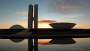 Die beiden Halbschalen des brasilianischen Kongresses und das Abgeordnetenhaus in der Dämmerung