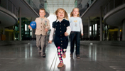 Toben im Bundestag: Kinder in der Halle des Paul-Löbe-Hauses