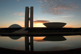 Die beiden Halbschalen des brasilianischen Kongresses und das Abgeordnetenhaus in der Dämmerung