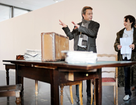 Kurator Andreas Kaernbach im Gespräch mit der Künstlerin Susan Hiller