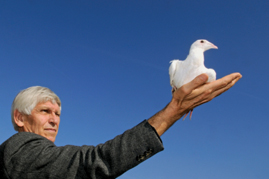 Gert Weiskirchen hält eine Taube in der Hand