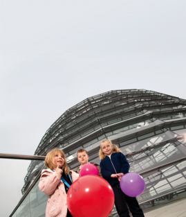Die Kinder der Titelgeschichte auf der Dachterrasse des Reichstagsgebäudes