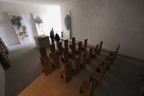 Übersicht über den Andachtsraum des Bundestages im Halbdunkel, im Vordergrund Stuhlreihen, im Hintergrund der Altar, daneben Silhouetten einer Menschengruppe