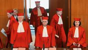 Richter des Bundesverfassungsgerichts in roten Roben im Gerichtssaal in Karlsruhe