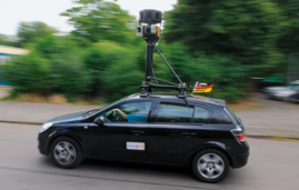 Ein Kamerafahrzeug des Internetkartenanbieters Google Earth nimmt in Berlin 360-Grad-Bilder einer Straße auf