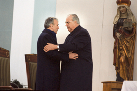 Kreisau, November 1989: Mit einer gemeinsamen Messe setzen Bundeskanzler Helmut Kohl (rechts) und Polens Ministerpräsident Tadeusz Mazowiecki ein Zeichen der Versöhnung