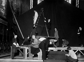 Holthofs Theatertruppe: Der “Maskenwagen” beim Bühnenaufbau 1920