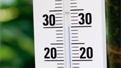 Ein Thermometer zeigt 30 Grad Celsius