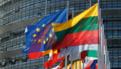 Flaggen vor dem Gebäude der EU-Kommission