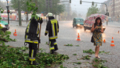 Feuerwehrleute räumen in Kassel die Straße nach einem Wolkenbruch