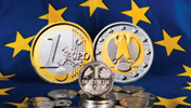2002, D-Mark-Stücke vor Euro-Münzen und Europa-Flagge
