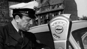 1954, Polizist kontrolliert eine Parkuhr