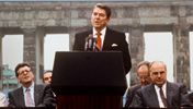 1987, US -Präsident Ronald Reagan bei seiner Rede vor dem Brandenburger Tor