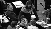 1983, Grüner im Strickpullover neben Helmut Kohl im Bundestag