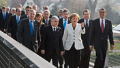 Angela Merkel und Staatsgäste überqueren beim NATO-Gipfel im Mai 2009 den Rhein zwischen Straßburg und Kehl