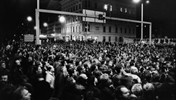 1989, Tausende DDR-Bürger vor den Grenzübergangsstellen am 9. November