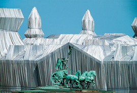 Das von Christo und Jeanne-Claude verhüllte Reichstagsgebäude im Sommer 1995