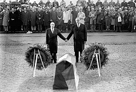 Frankreichs Präsident François Mitterrand und Bundeskanzler Helmut Kohl gedenken 1984 gemeinsam der Gefallenen von Verdun