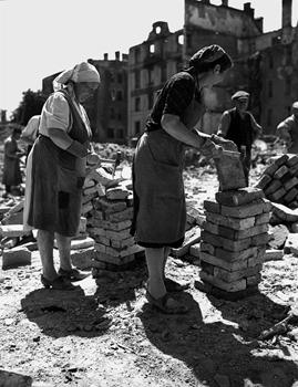 Trümmerfrauen im zerstörten München der Nachkriegszeit