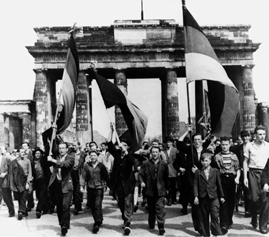 Ostdeutsche Arbeiter demonstrieren 1953 vor dem Brandenburger Tor