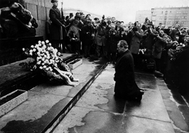 Willy Brandts Kniefall vor dem Ehrenmal des jüdischen Ghettos in Warschau