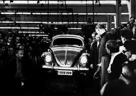 1955 rollt in Wolfsburg der Millionste VW Käfer vom Band