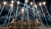 Reichstagsgebäude mit Feuerwerk und Lichtkunst von Michael Batz am Vorabend des 60. Geburtstages der Bundesrepublik Deutschland
