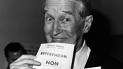Französischer Wähler mit Stimmzetteln „Non” und „Oui” 1969