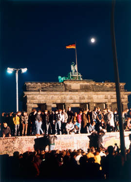 Feiernde auf der Berliner Mauer am Brandenburger Tor