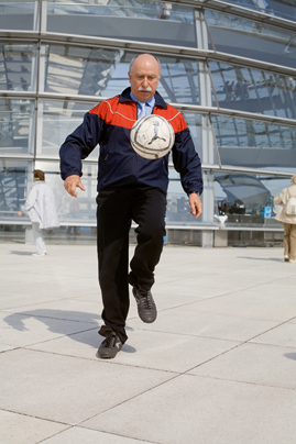 Detlef Parr mit einem Fußball auf dem Dach des Reichstaggebäudes