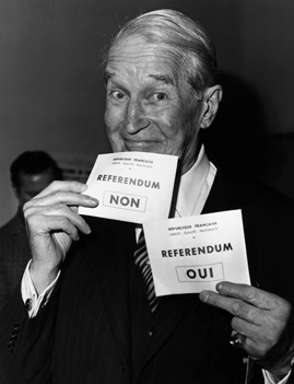 Französischer Wähler mit Stimmzetteln „Non” und „Oui” 1969