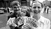 Dresdner Familie nach Geldtausch am 1. Juli 1990 vor einer Sparkasse in Dresden