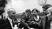 Hans Modrow am 13. November 1989 bei einem Interview mit Journalisten in der Volkskammer