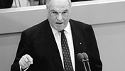Helmut Kohl während der Haushaltsdebatte im Deutschen Bundestag in Bonn am 28. November 1989