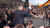 Bundeskanzler Helmut Kohl vor jubelnden Menschen am 19. Dezember 1989 in Dresden